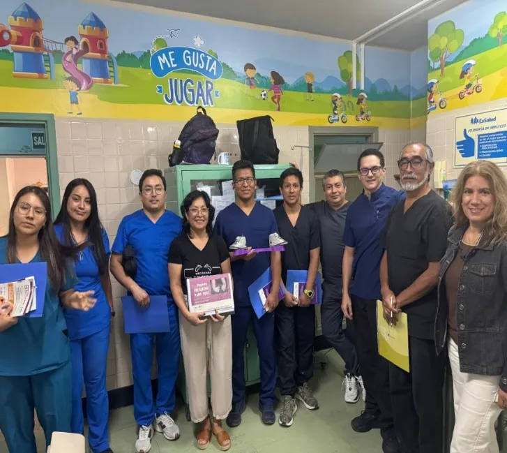 Equipo de salud con las férulas de mantenimiento