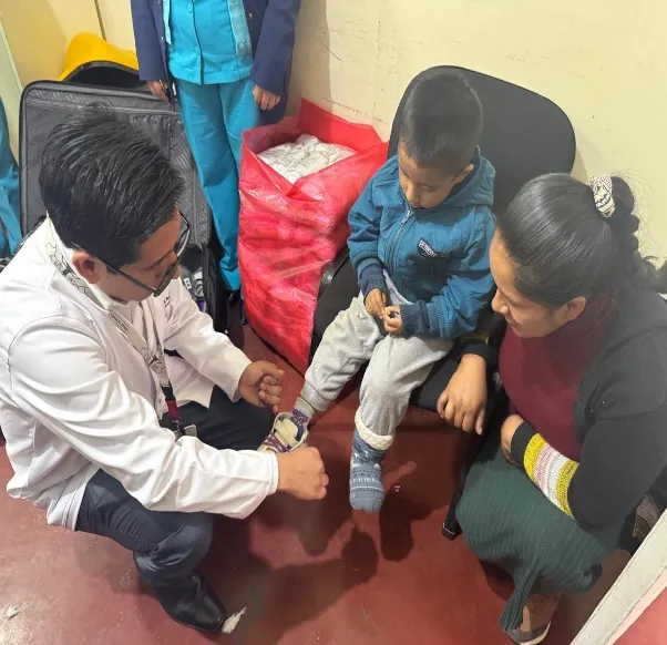 Niño con su férula atendido en el programa de pie equino varo