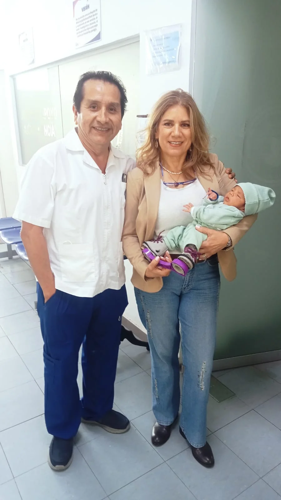 Familia con su bebé y el doctor durante la consulta de pie equino varo